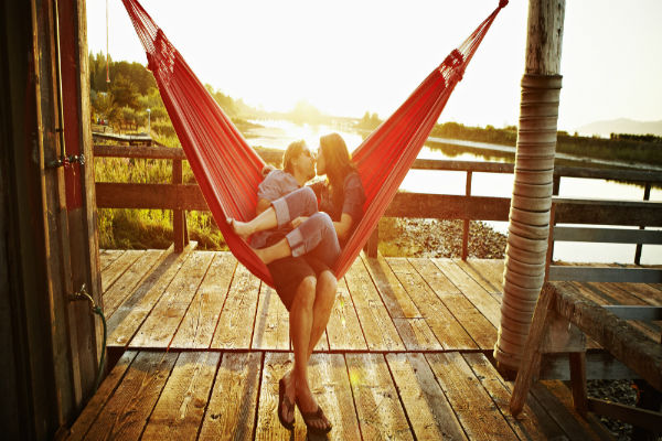 couple-hammock-sunny